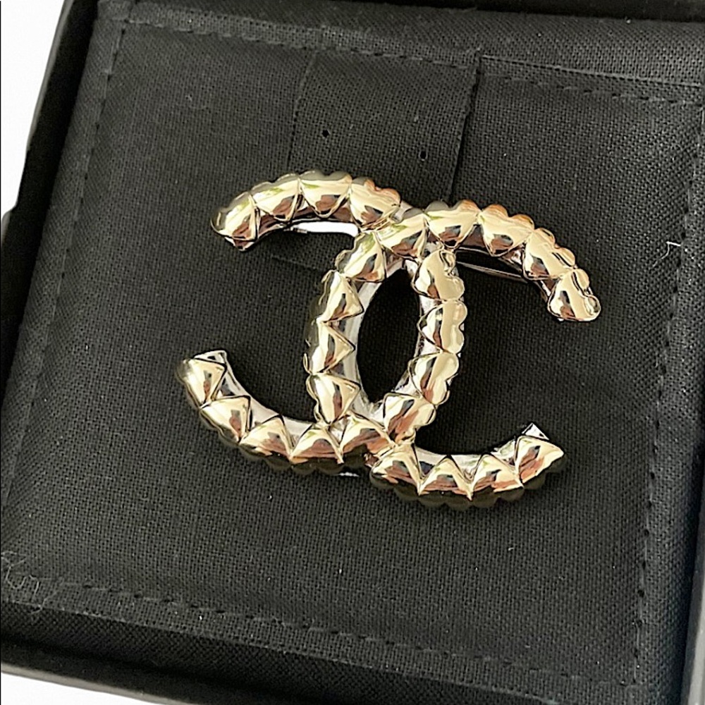 **SOLD on Vestiare**Chanel 22P Brooch